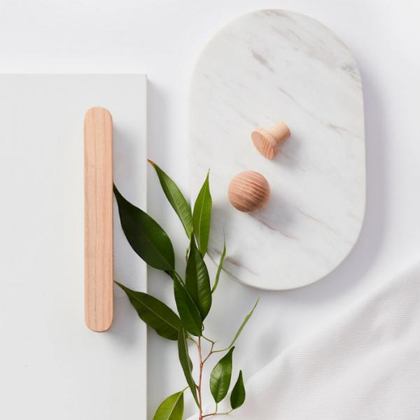 Beslagsboden B406 m&oslash;belknop i tr&aelig; - Lys ask