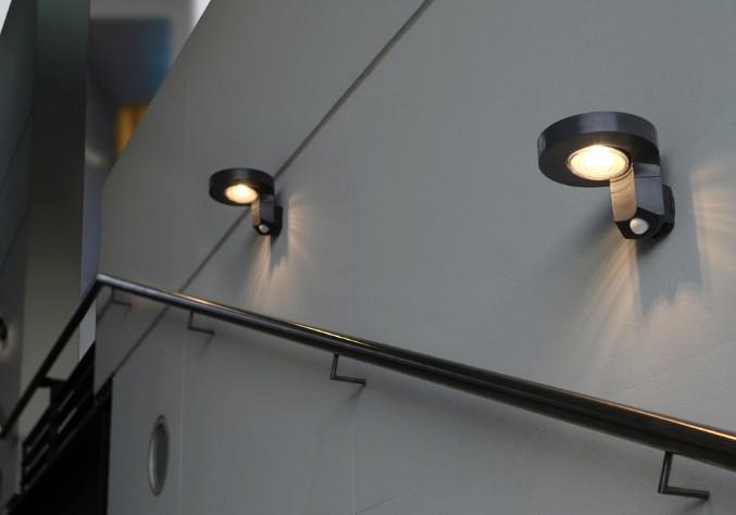 Lutec Diso Solar udendørs væglampe m/solceller og sensor - Grå Lutec Diso Solar udendørs væglampe m/solceller og sensor - Grå