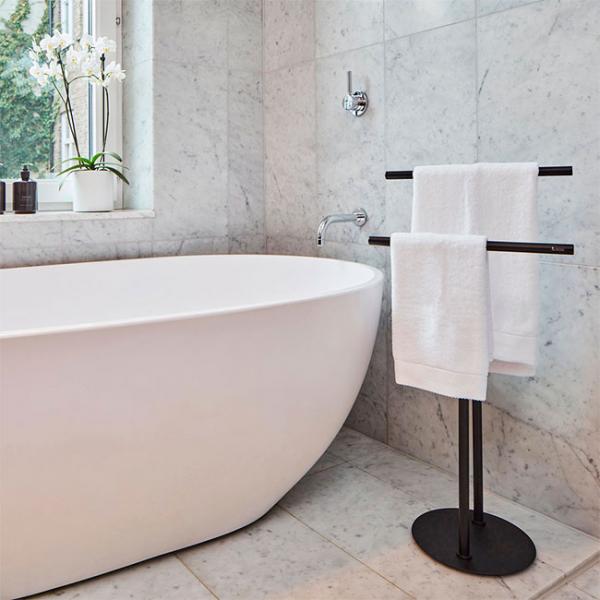 Smedbo Outline dobbelt h&aring;ndkl&aelig;deholder til gulvplacering - Mat sort